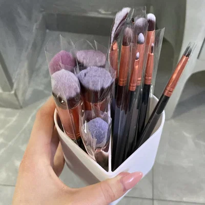 Ly hình trái tim đựng cọ trang điểm/bút chì