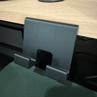 Kệ để điện thoại/máy tính bảng gắn kệ bàn (Command Strip/Keo dán)