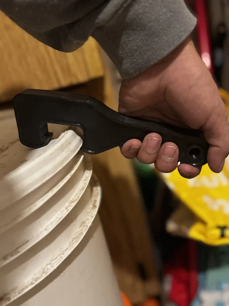 Dụng cụ mở nắp thùng (Bucket Lid Opener) in 3D tiện lợi - Image 1