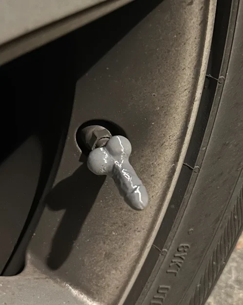 Nắp van lốp xe 3D - Món phụ kiện nghịch ngợm cực chất cho ô tô - Image 1