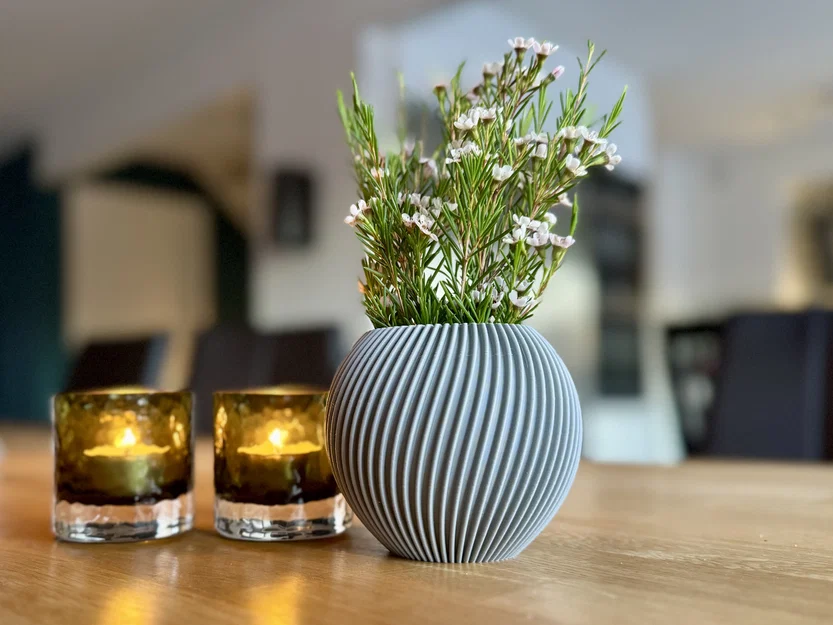 Bình hoa gân phong cách Scandinavian (Scandinavian-Inspired Ribbed Vase) - Image 1