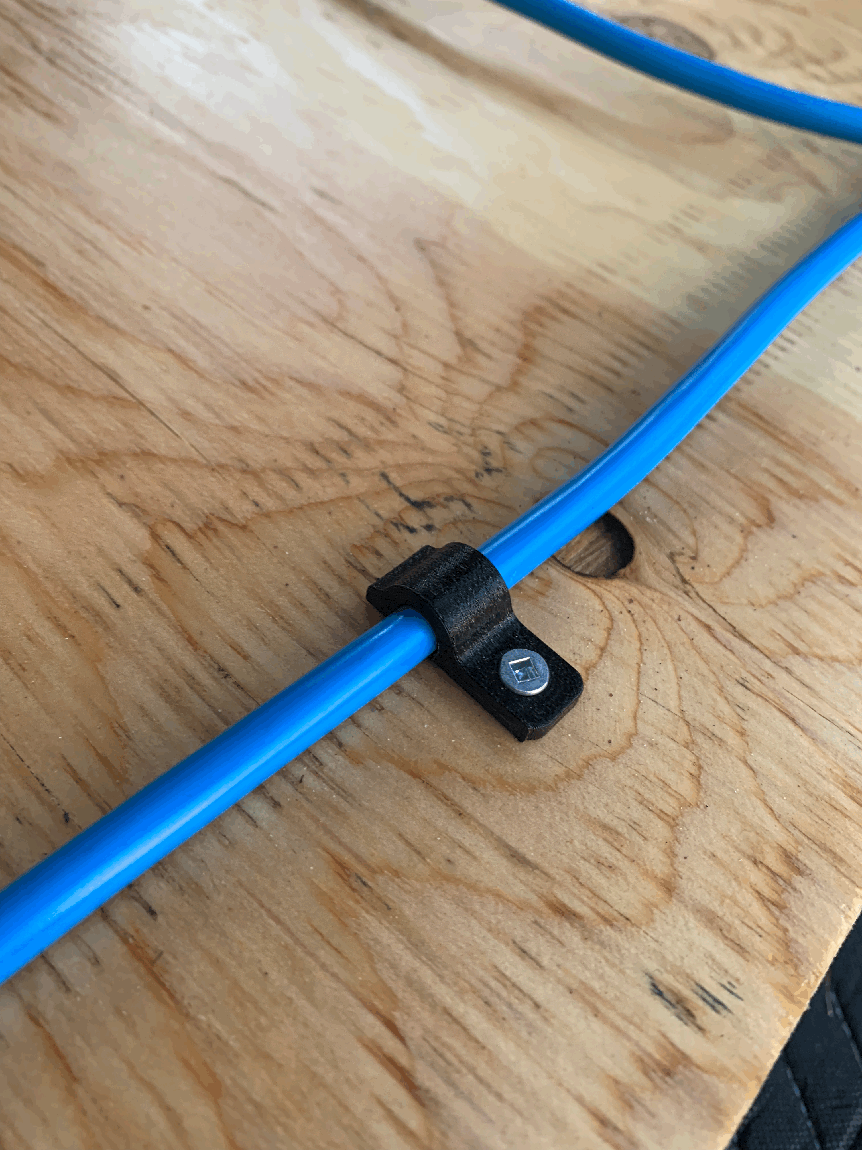 Kẹp cố định dây điện Power Cord Clip - Giải pháp quản lý dây cáp gọn gàng - Thumbnail 1