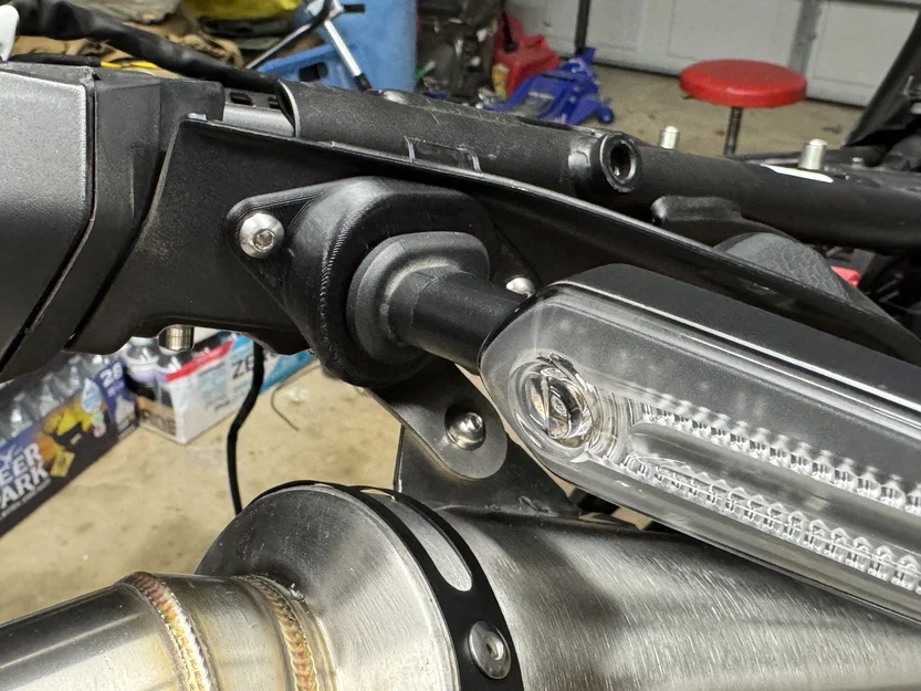 Pat gắn xi-nhan sau cho Yamaha Tenere 700 - Image 1