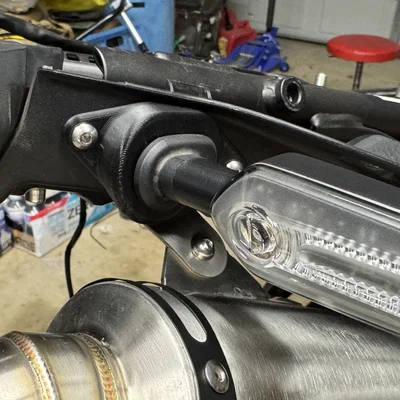 Pat gắn xi-nhan sau cho Yamaha Tenere 700