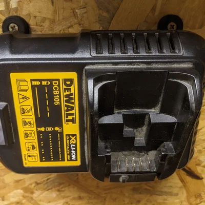 Giá treo tường Dewalt DCB105 (Dewalt DCB105 Wall Mount)