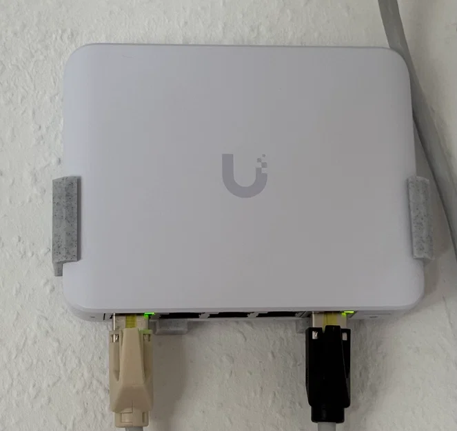 Giá treo tường Unifi Switch Flex Mini 2.5G tối ưu không gian - Image 1
