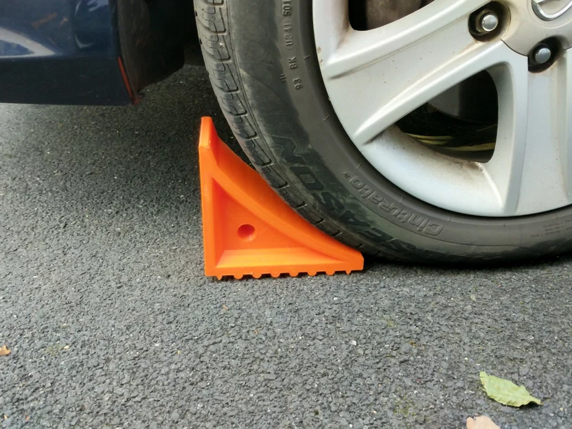 Cục chèn bánh xe (Wheel chock) - Image 2