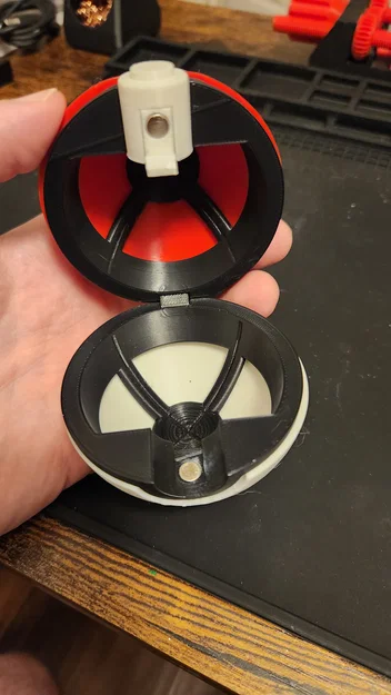 Poke Ball mở được: latch + bản lề print in place - Image 2