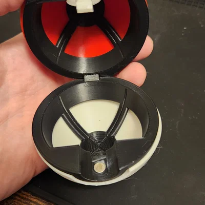 Poke Ball mở được: latch + bản lề print in place