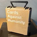 Hộp đựng bài (logo Cards Against Humanity dập nổi trong file 3MF) - Thumbnail 1