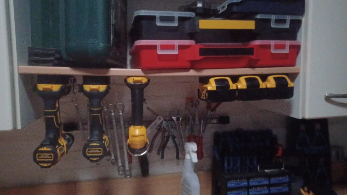 Móc treo máy khoan DeWALT chuyên dụng tiết kiệm không gian - Image 1