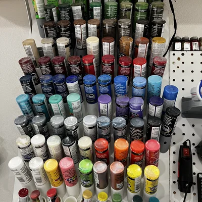 Giá treo ống màu Acrylic (Acrylic paint holder) treo tường thông minh