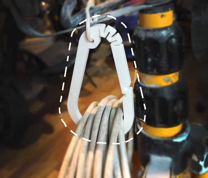 Carabiner – Móc giữ dây cáp cho đèn xách tay - Image 1