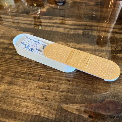 Hộp đựng băng cá nhân hình Band-aid với nắp trượt