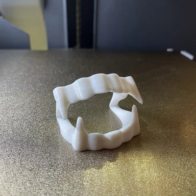 Răng ma cà rồng rùng rợn (Creepy fangs)