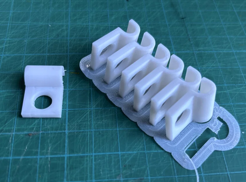 Kẹp giữ dây cáp cho Multiboard/Underware - Image 1