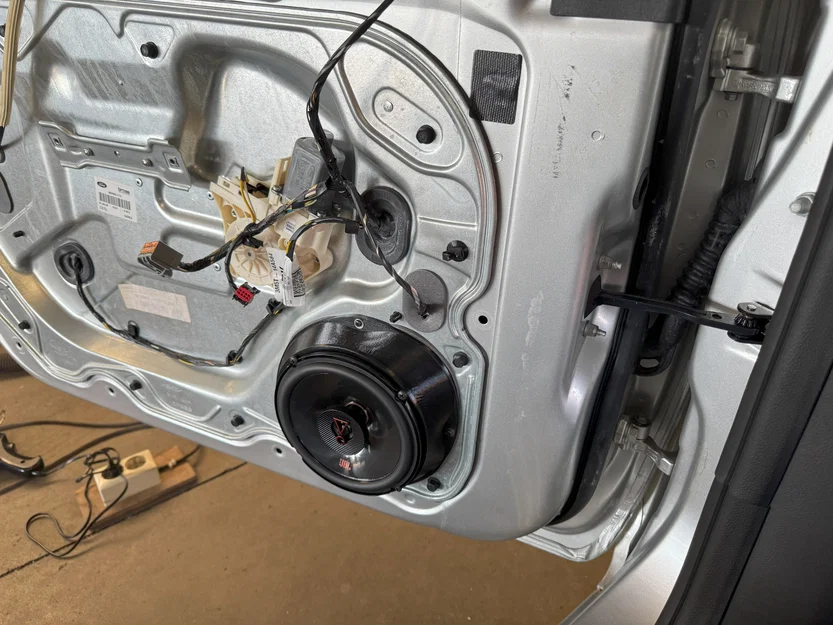 Ngàm gắn loa 6.5 inch cho cửa xe Ford Focus Mk2 - Image 2