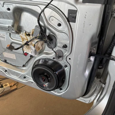 Ngàm gắn loa 6.5 inch cho cửa xe Ford Focus Mk2