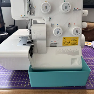 Khay Hứng Vải Vụn Cho Máy Vắt Sổ Juki MO-654DEN In 3D