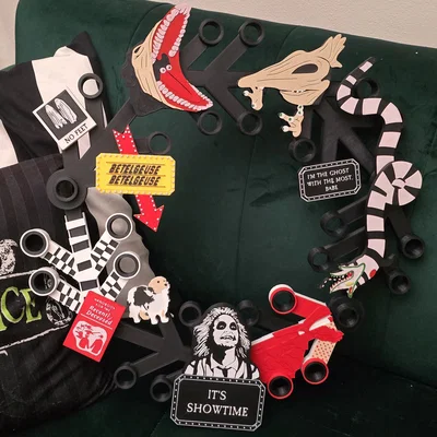 Vòng hoa Lego Beetlejuice