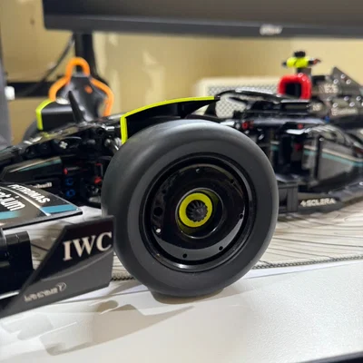 Ốp che mâm xe đua LEGO F1 Mercedes W14 - Nâng tầm mô hình của bạn