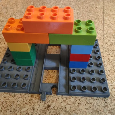 Ga tàu Duplo compatible với baseplate 2 mặt cho đường ray