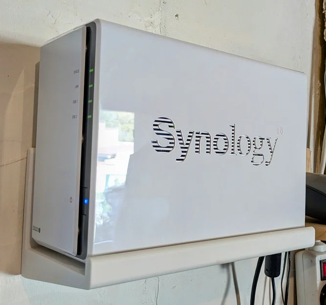 Kệ treo tường siêu chắc cho NAS SYNOLOGY DS223J (có thông gió) - Image 1