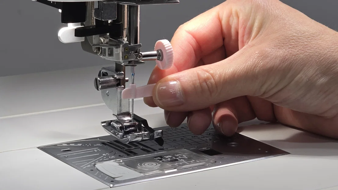 Dụng Cụ Lắp Kim Máy May Dễ Dàng (Easy-Load Sewing Needle Tool) - Image 1