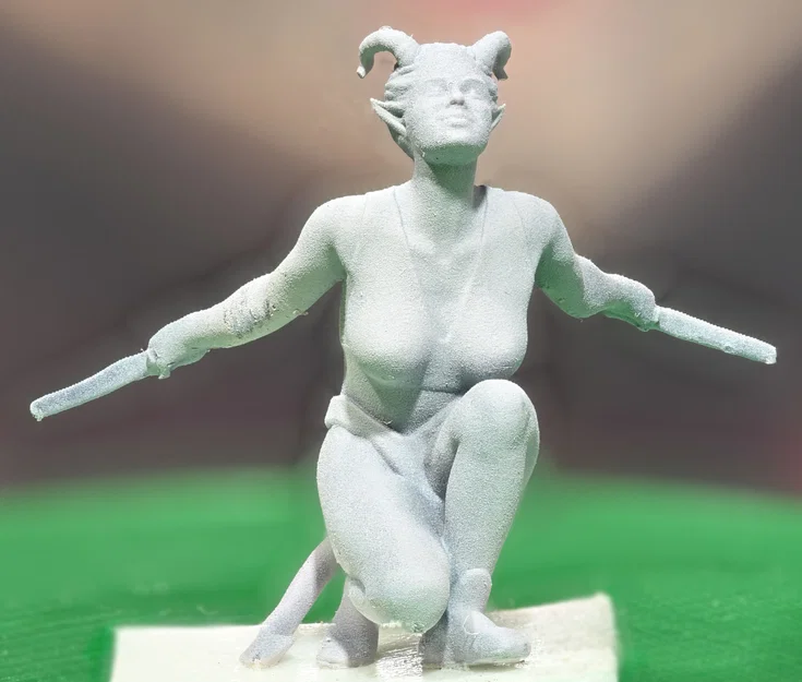 Tiefling nữ tinh nghịch, đồ ngủ, ngồi chồm hỗm cầm dao găm - Image 2