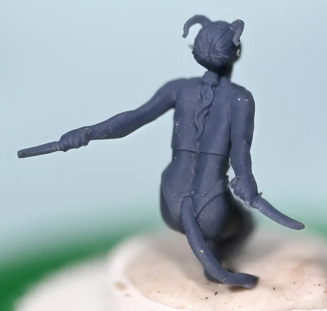 Tiefling nữ tinh nghịch, đồ ngủ, ngồi chồm hỗm cầm dao găm - Image 3