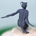 Tiefling nữ tinh nghịch, đồ ngủ, ngồi chồm hỗm cầm dao găm - Thumbnail 3