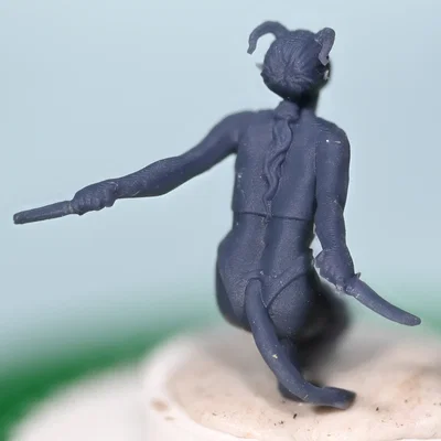 Tiefling nữ tinh nghịch, đồ ngủ, ngồi chồm hỗm cầm dao găm