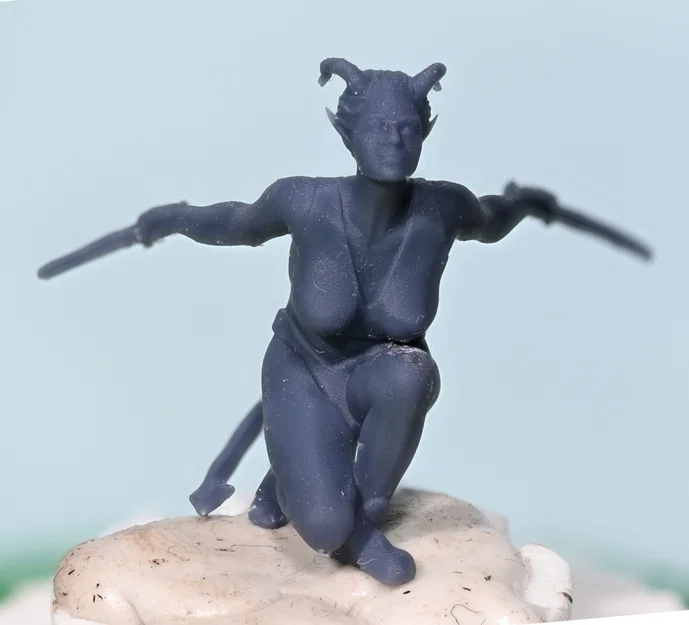 Tiefling nữ tinh nghịch, đồ ngủ, ngồi chồm hỗm cầm dao găm - Image 5