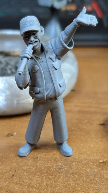 Mô hình 3D nhân vật MC người dẫn chương trình cầm micro đầy phong cách - Image 2