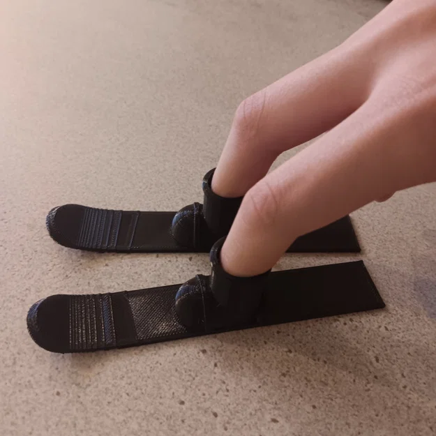 Bộ ván trượt tuyết mini cho ngón tay (Ski Slats Finger Toy) độc đáo - Image 1