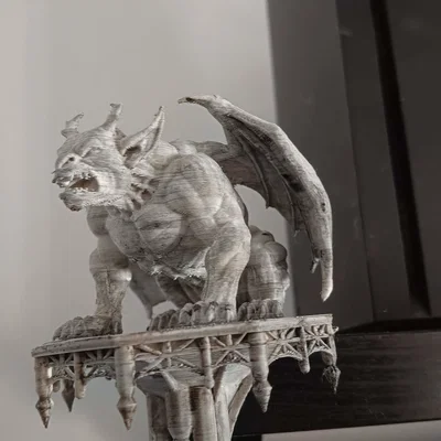 Mô hình Gargoyle đang ngồi gầm thét