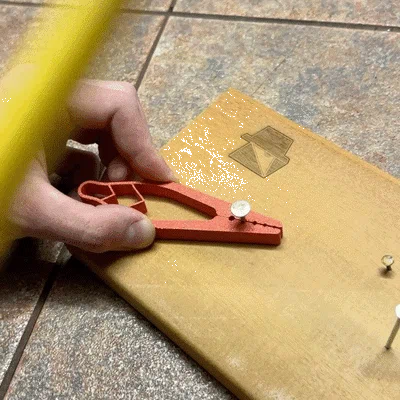 Dụng cụ giữ đinh khi đóng (Nail Holder for Hammering)