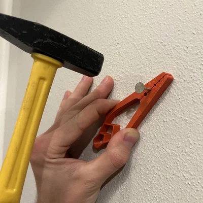 Dụng cụ giữ đinh khi đóng (Nail Holder for Hammering)