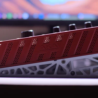 Chân đế nghiêng và giá gắn pin cho AKAI MPC ONE+