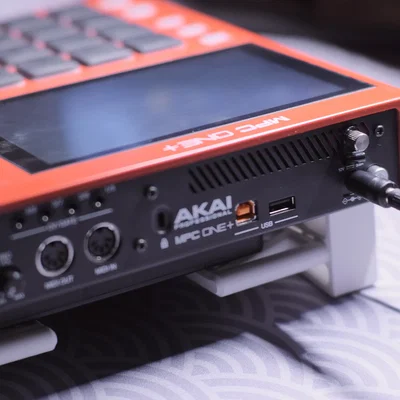 Chân đế nghiêng và giá gắn pin cho AKAI MPC ONE+