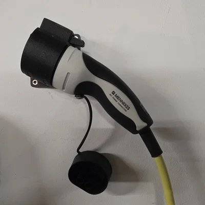 Giá treo cáp sạc EV Type-2 kiểu "Klick", lắp song song với tường