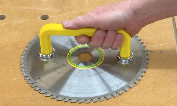 Tay Cầm Hít Nam Châm Đa Năng Cho Lưỡi Cưa Và Kim Loại - Image 1