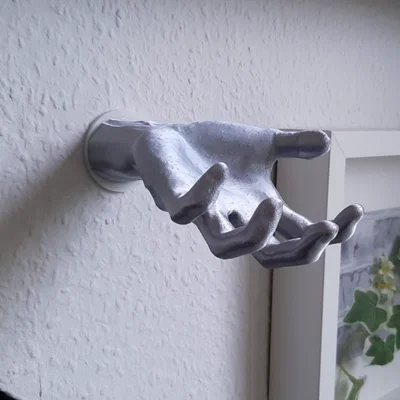 Bàn tay gắn tường (Wall-mounted hand)