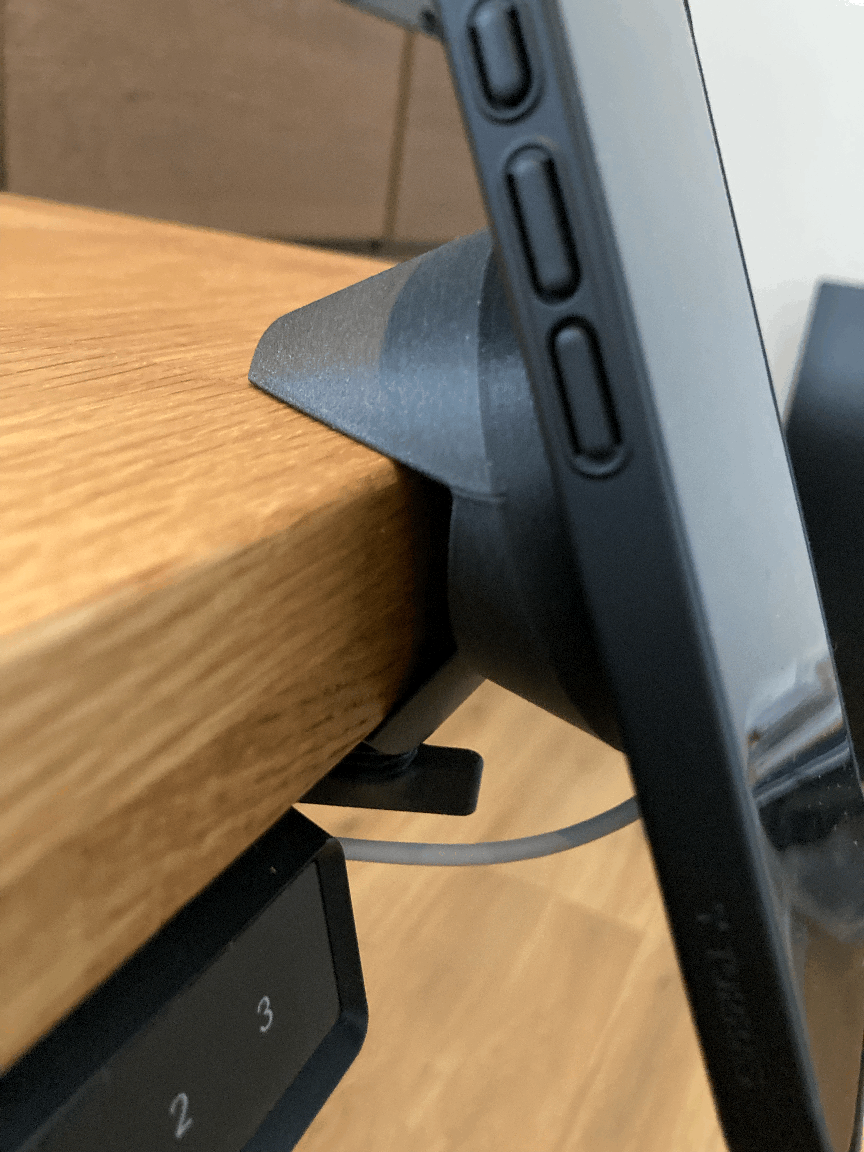 Kẹp giữ sạc Magsafe cố định cạnh bàn (dày đến 35mm) in 3D - Image 1