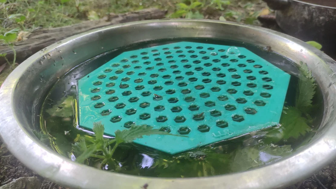 Bệ nổi cho ong uống nước (Bee water drink platform) - Image 1