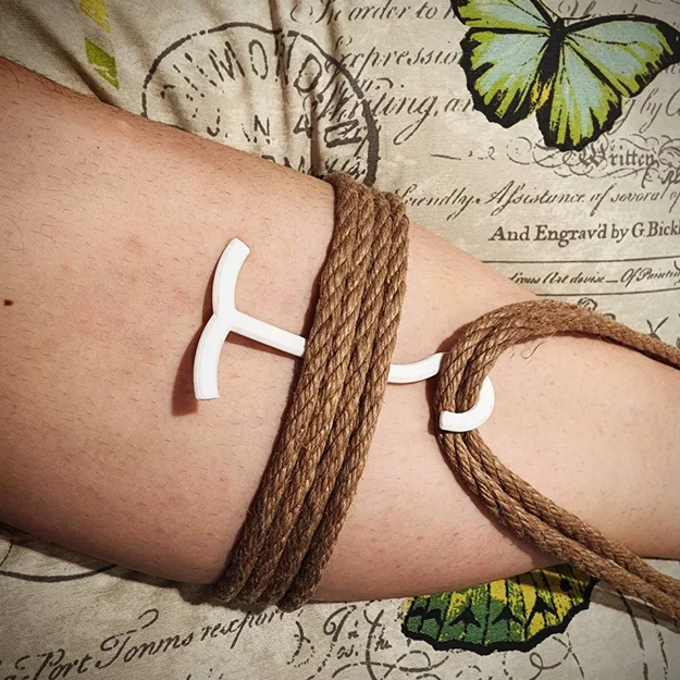 Shibari Rope Puller – Móc kéo dây hỗ trợ luồn dưới band/cuff - Image 1