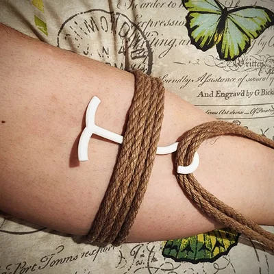 Shibari Rope Puller – Móc kéo dây hỗ trợ luồn dưới band/cuff