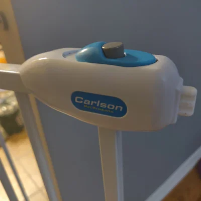 Chốt Carlson cho cổng em bé/thú cưng (nút nhả phía trên)