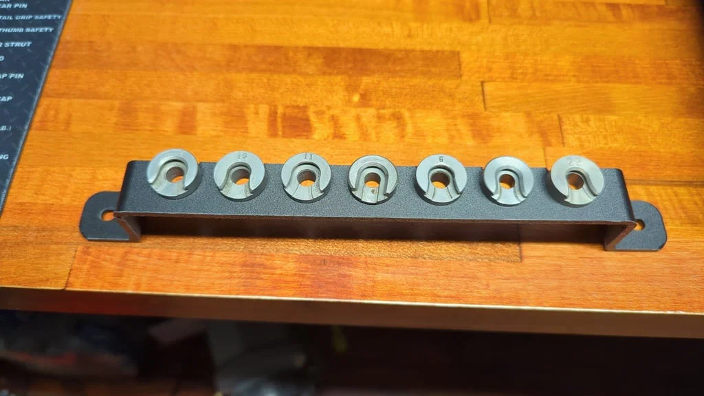 Giá treo Shellholder nạp đạn: Giải pháp sắp xếp bàn làm việc gọn gàng - Image 1