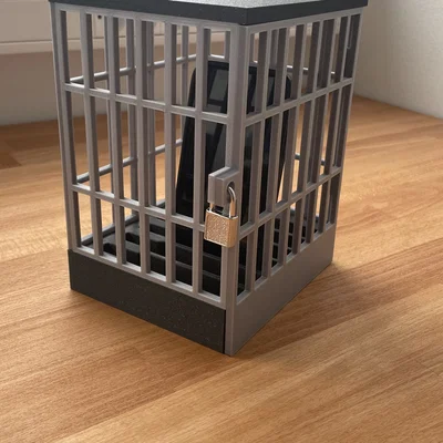 Nhà giam khóa được cho điện thoại (Cell Phone Jail / vězení na mobil)
